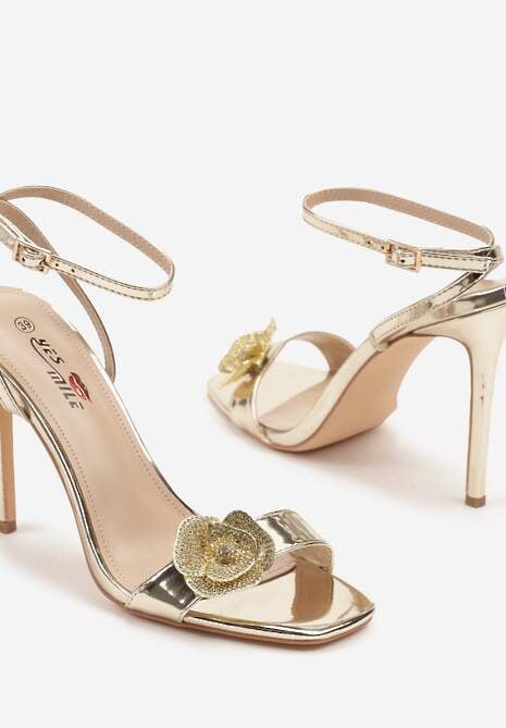 Złote Sandały na Szpilce Ozdobione Cyrkoniowymi Aplikacjami 3D Ranqua