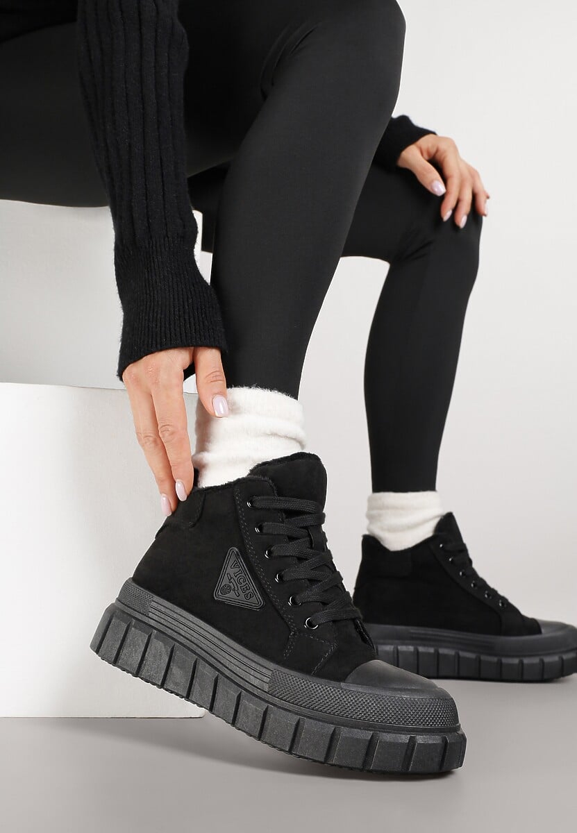 Czarne Botki Vices Typu Trapery na Platformie z Tłoczeniem i Aplikacją Gioselda