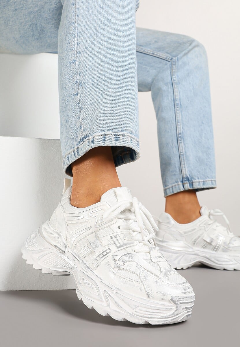 Białe Sneakersy na Platformie z Tłoczonym Wzorem Larrisna