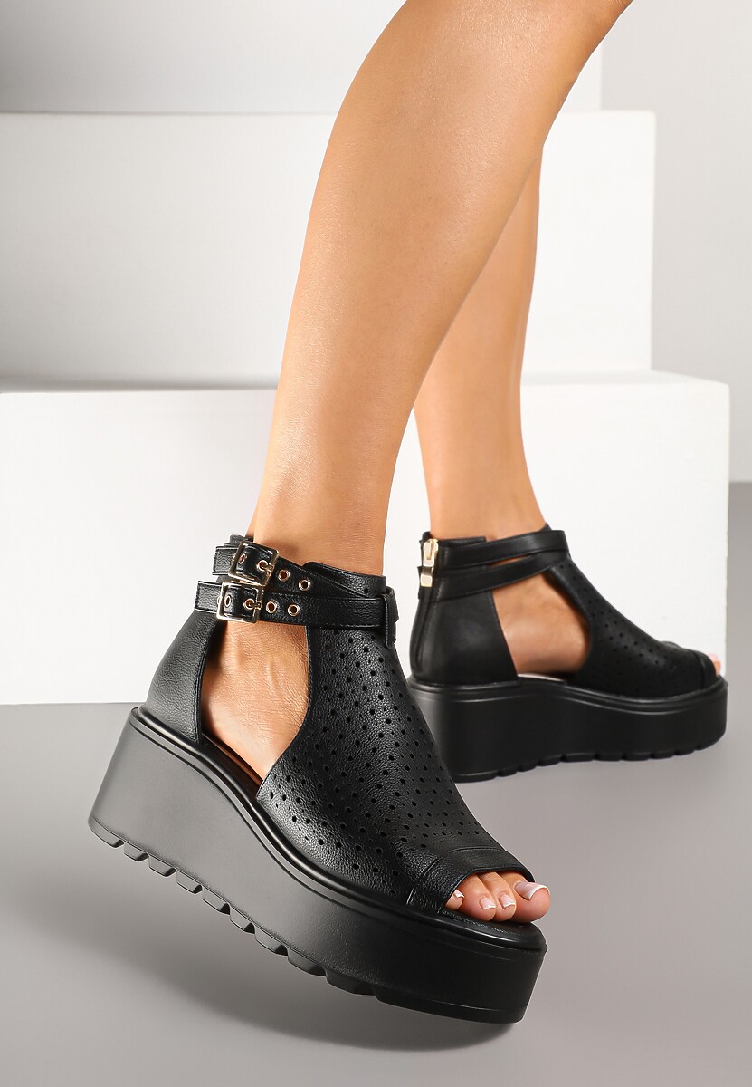 Czarne Sandały na Koturnie z Ażurową Cholewką i Skórzaną Wkładką Evialina