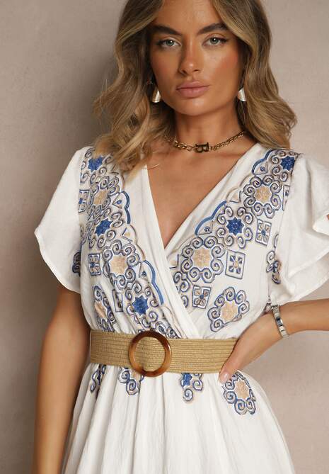 Biało-Niebieska Sukienka z Wiskozy Ozdobiona Paskiem i Haftem Nilorelle