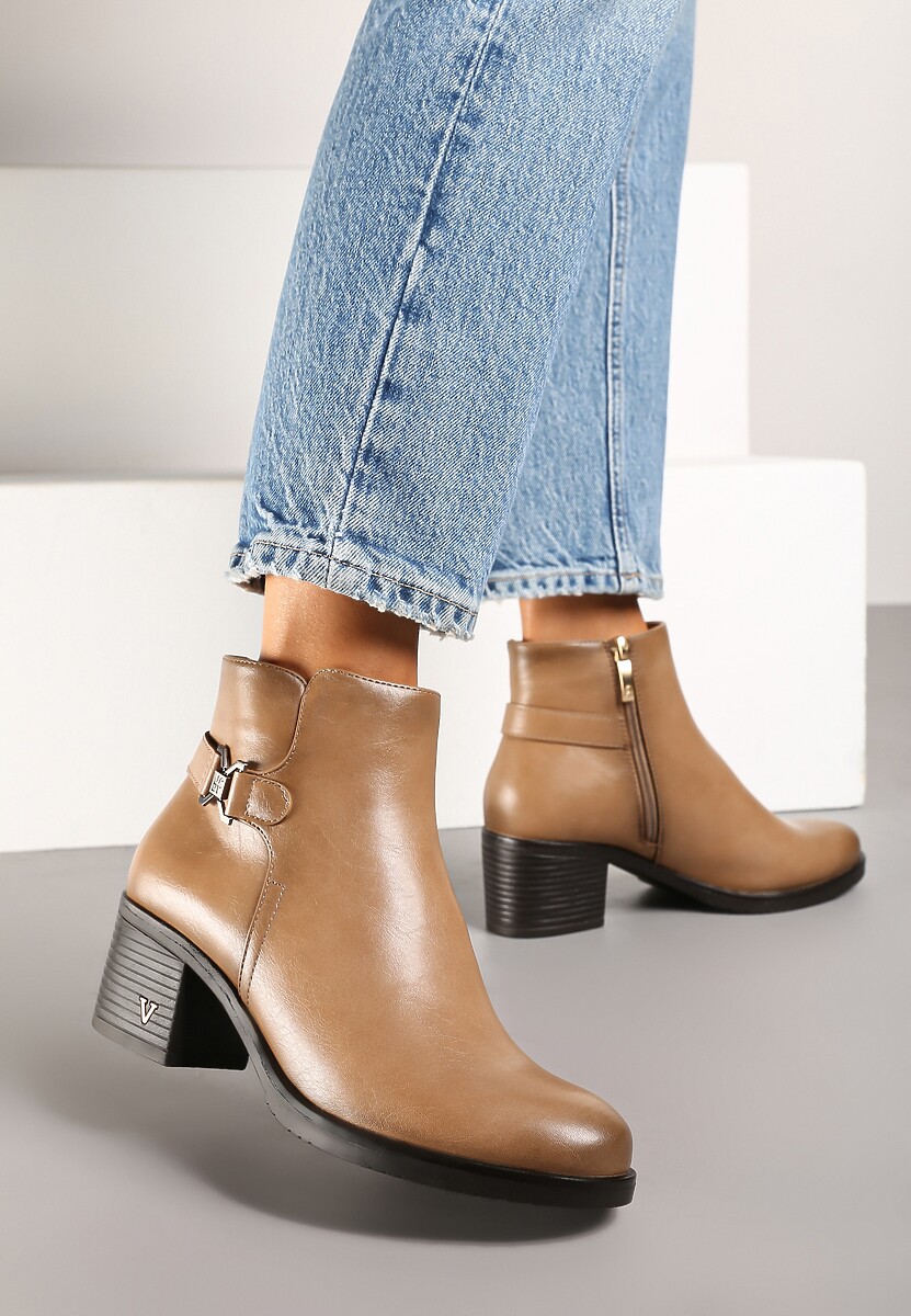 Ciemnobeżowe Botki na Słupkowym Obcasie Zdobione Elegancką Aplikacją przy Cholewce Ninnarella