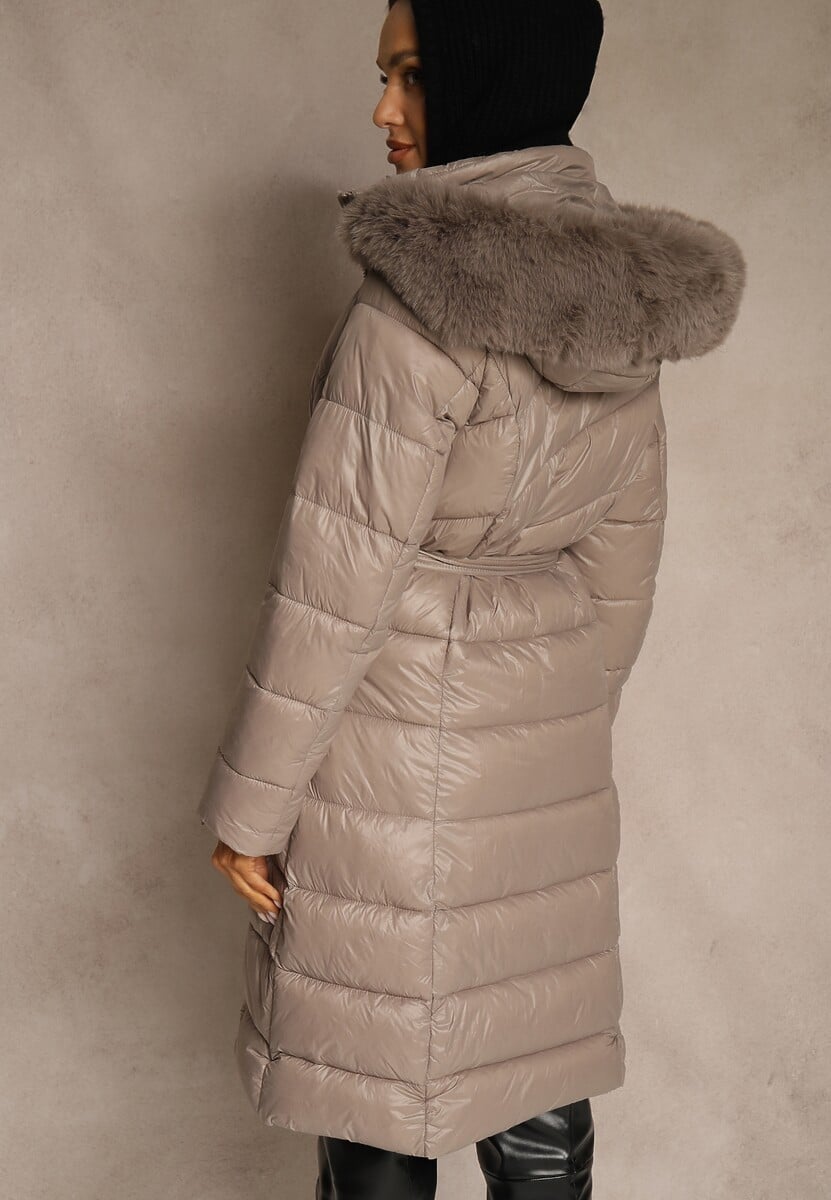 Beżowa Długa Kurtka Pikowana z Odpinanym Kapturem Ozdobionym Futerkiem i Paskiem Iveleti