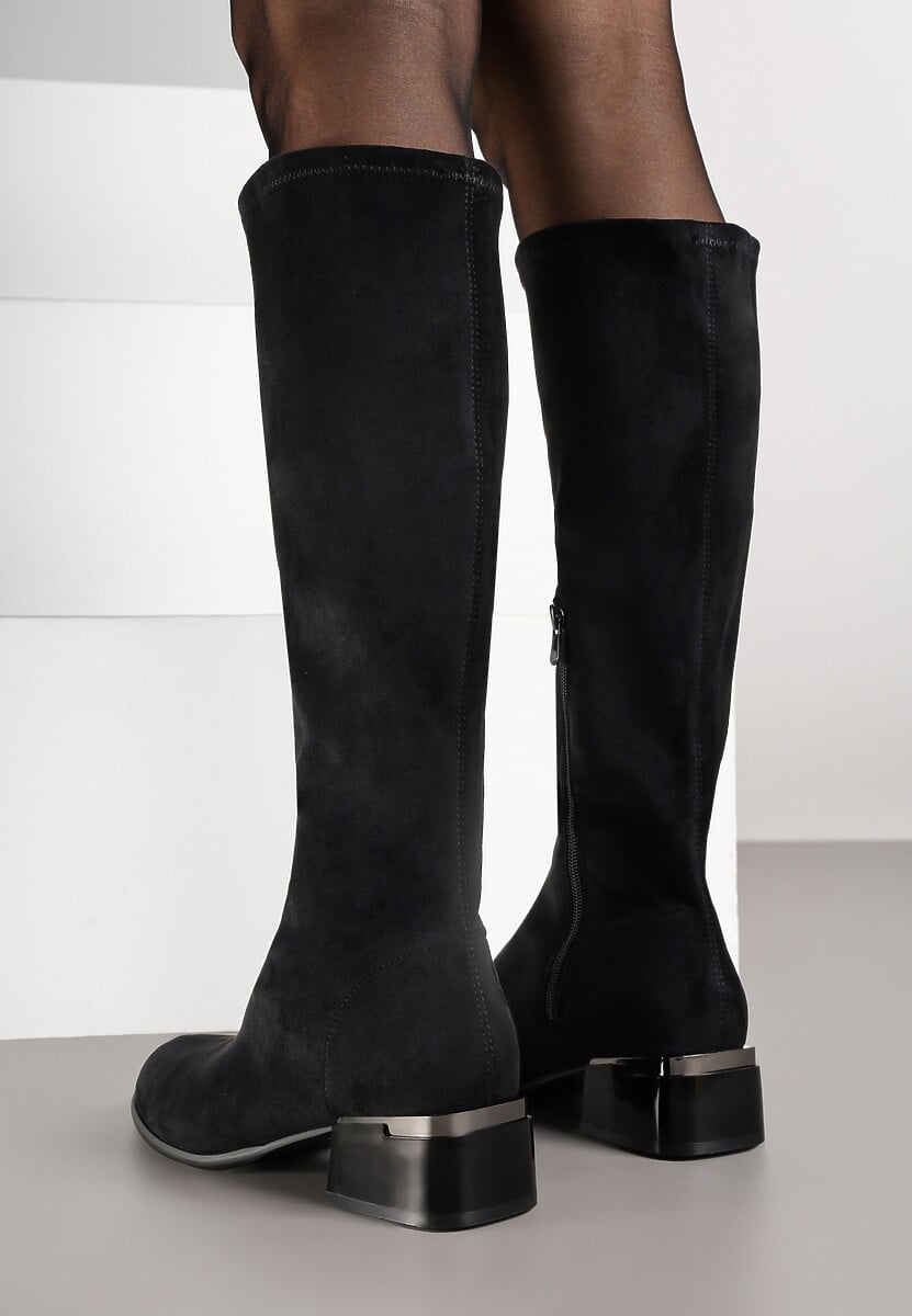 Czarne Kozaki na Słupku Ozdobione Metaliczną Aplikacją Asfila