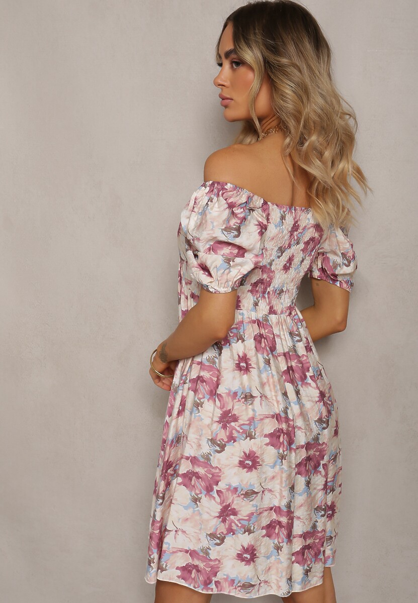 Różowo-Beżowa Sukienka z Wiązanym Dekoltem i Bufiastymi Rękawami z Gumką z Tyłu w Kwiatowy Wzór Vikolla