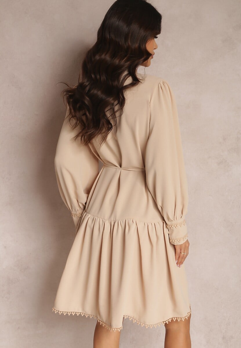 Jasnobeżowa Koszulowa Sukienka z Ażurowymi Tasiemkami i Stójką Chehi