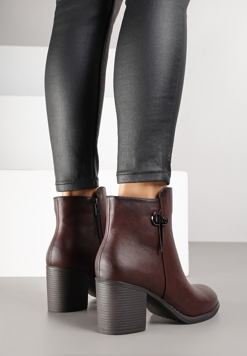 Bordowe Botki na Obcasie Typu Słupek z Metalowym Zdobieniem Hanilena