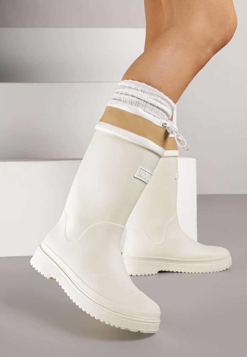 Białe Kalosze Ozdobione Napisem ze Ściągaczem przy Cholewce Voslia