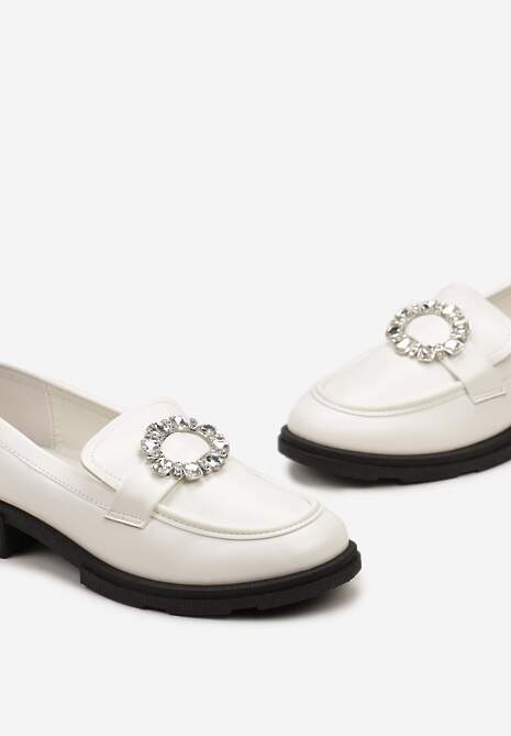 Białe Mokasyny na Płaskiej Podeszwie z Przeszyciami i Klamrą z Cyrkoniami Tarinni