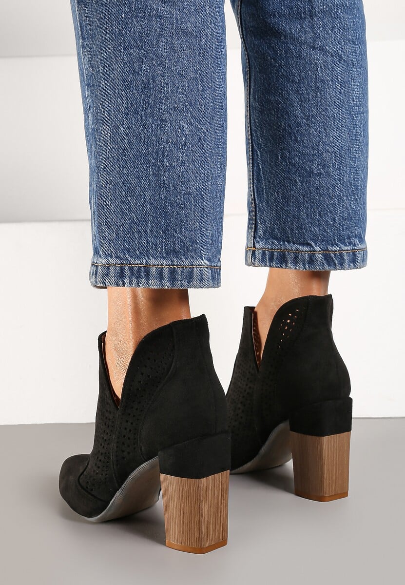 Czarne Botki na Słupku z Ażurowym Zdobieniem Clemmes