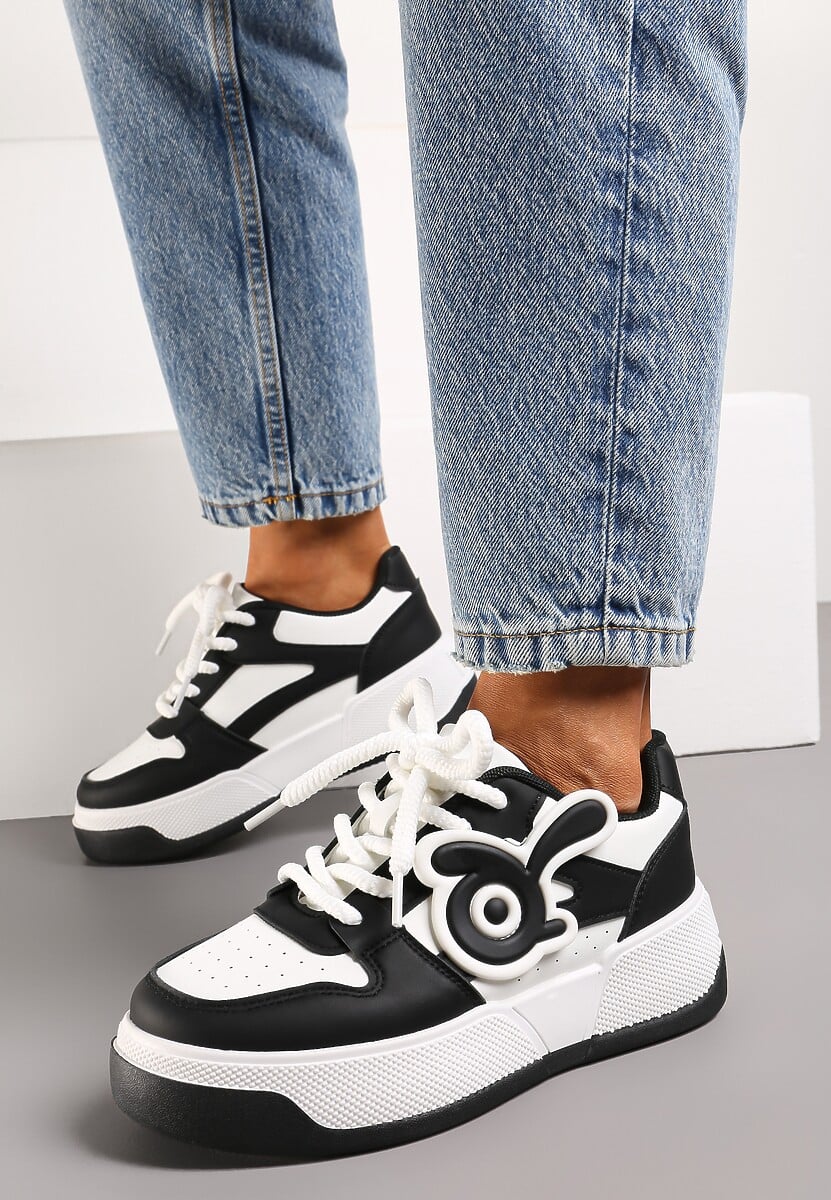 Biało-Czarne Sneakersy na Niskiej Platformie z Wypukłą Ozdobą Irasa