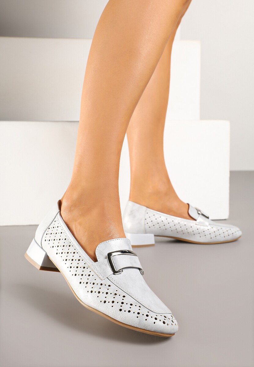 Srebrne Mokasyny na Słupku z Ażurowymi Zdobieniami Skórzaną Wkładką i Aplikacją Iffona