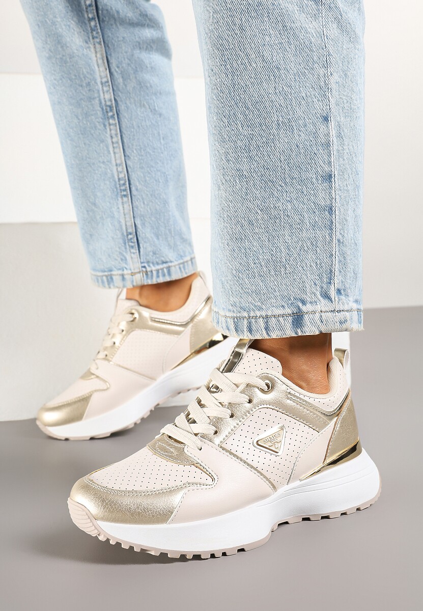 Beżowe Sneakersy z Metalicznymi Ozdobami i Perforacją Larivna