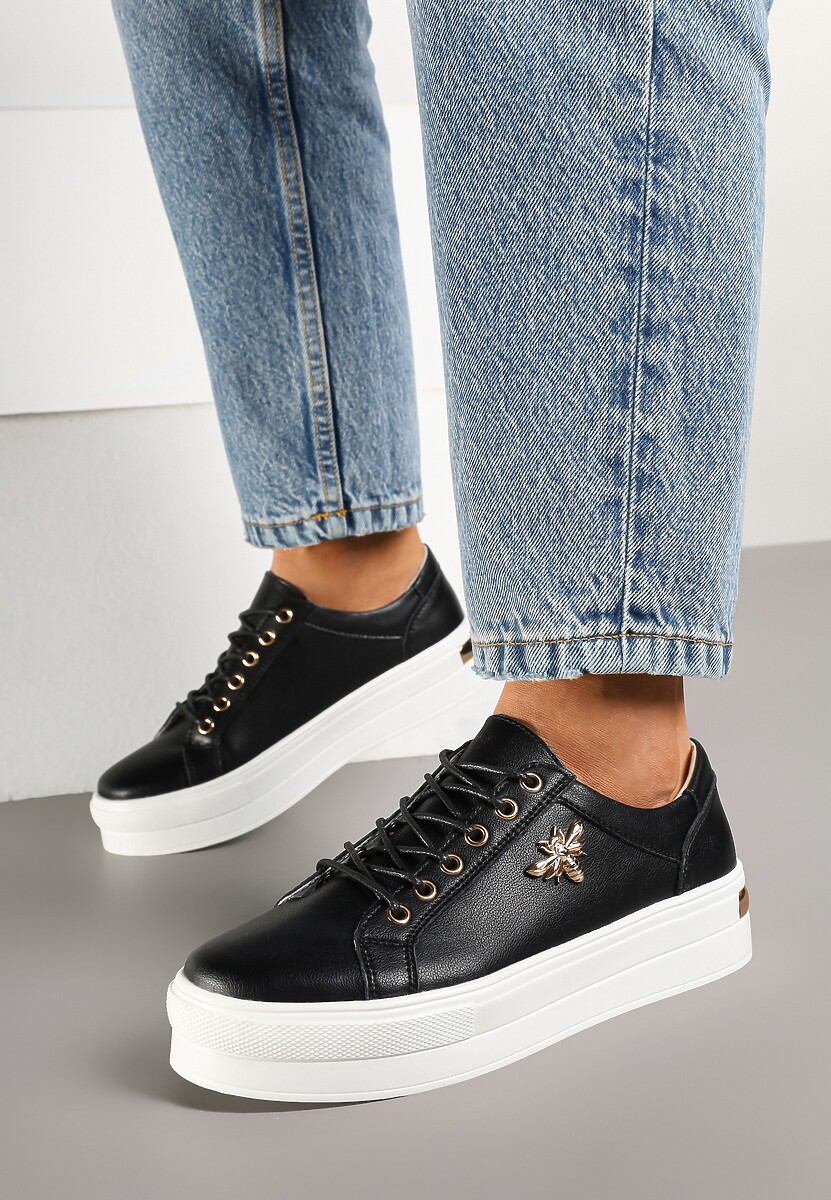 Biało-Czarne Skórzane Sneakersy na Grubej Podeszwie z Przeszyciami i Broszką Nirnile