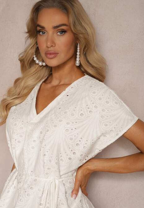 Biała Bawełniana Sukienka o Haftowanym Wykończeniu z Materiałowym Paskiem w Talii Dimla