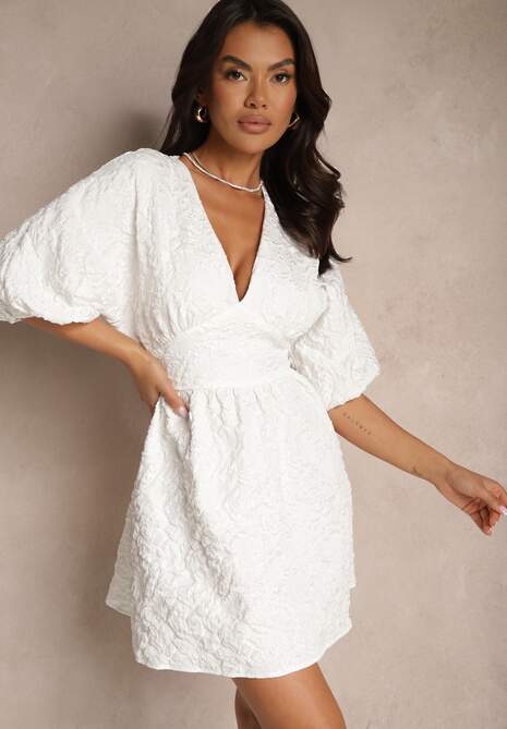 Biała Sukienka o Rozkloszowanym Fasonie z Tłoczonym Wzorem i Rękawami Nietoperz Farinose