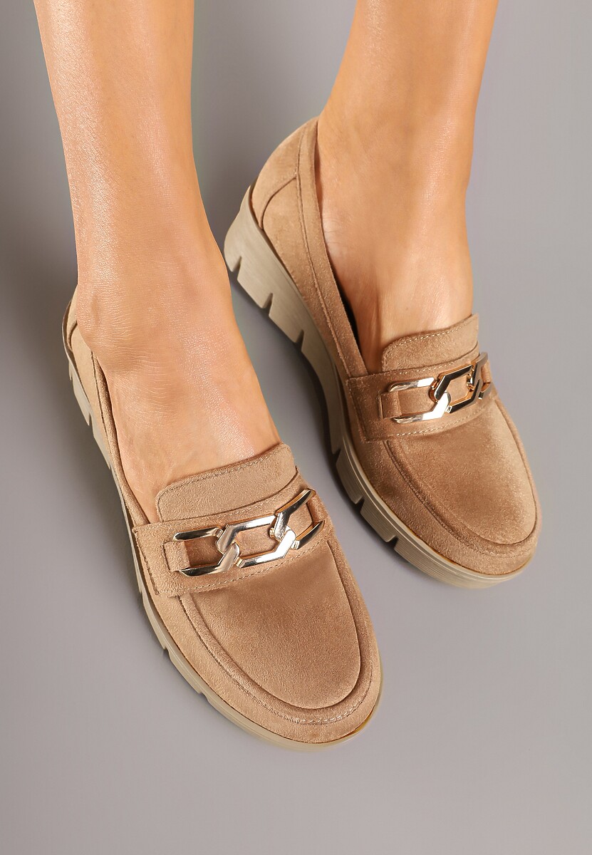 Ciemnobeżowe Półbuty Mokasyny na Koturnie z Tłoczeniem i Wkładką ze Skóry Naturalnej i Łańcuchem Cariella