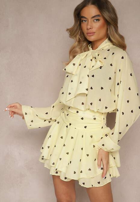 Żółta Sukienka o Rozkloszowanym Kroju z Nietoperzowymi Rękawami i Wiązaniem Mironaria