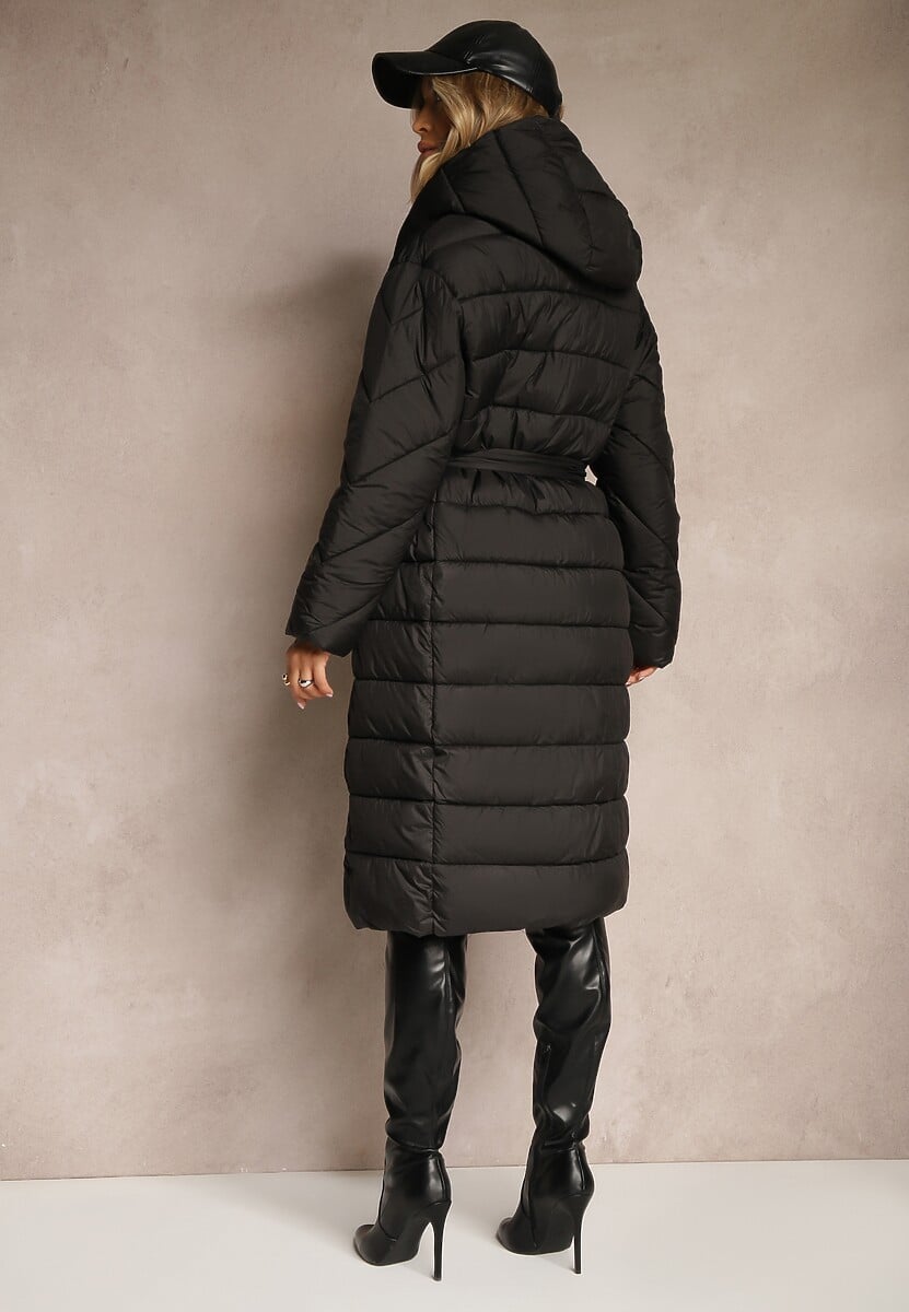 Czarna Kurtka z Pikowanym Przeszyciem i Kapturem Zapinana na Napy i Wiązana w Talii Tiliola