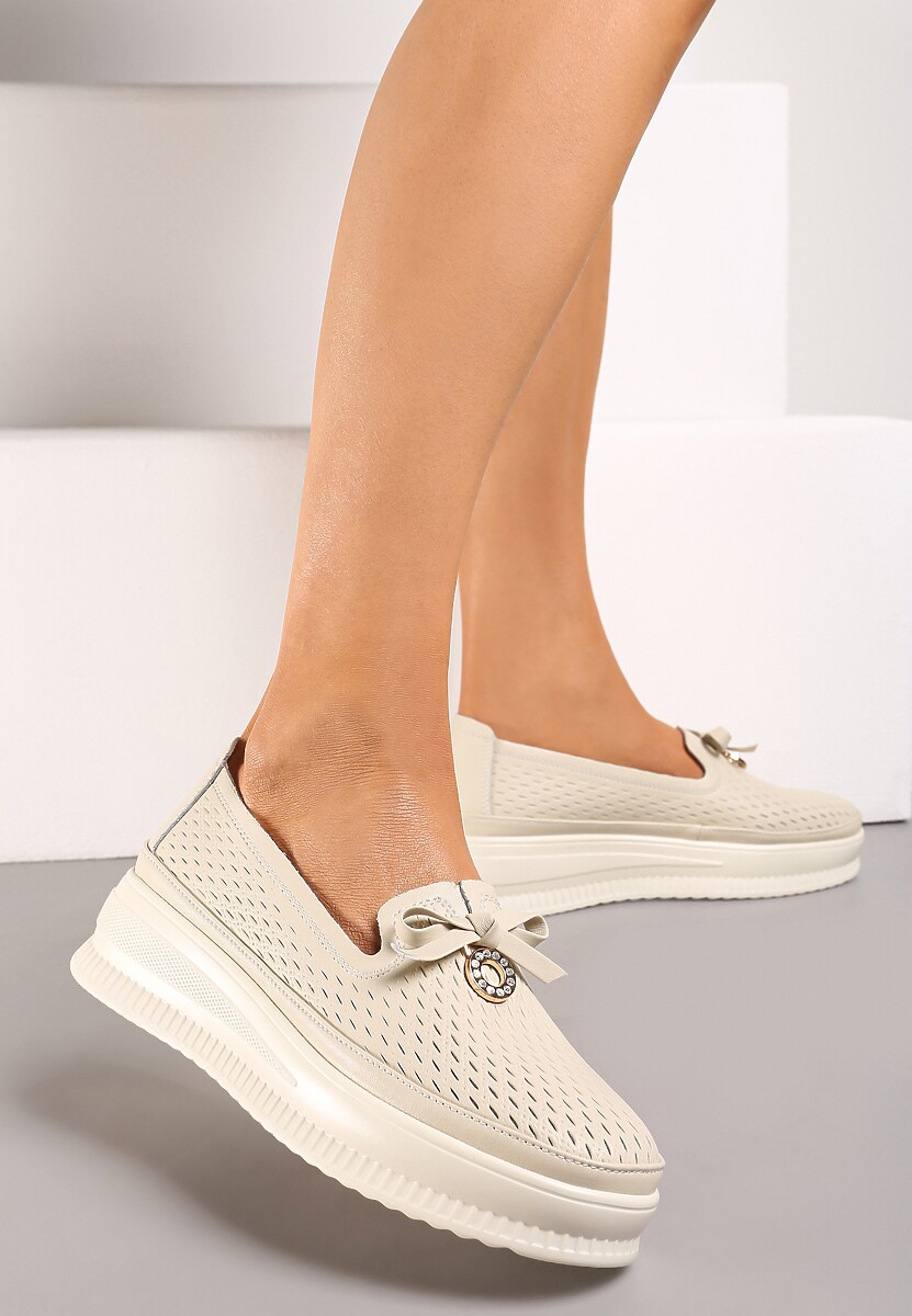 Beżowe Półbuty na Platformie ze Skórzaną Wkładką Ozdobione Perforacją i Zawieszką Rilava