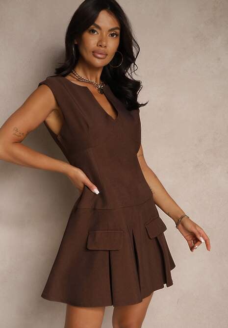 Brązowa Sukienka o Rozkloszowanym Kroju Ozdobiona Wycięciem Atelania