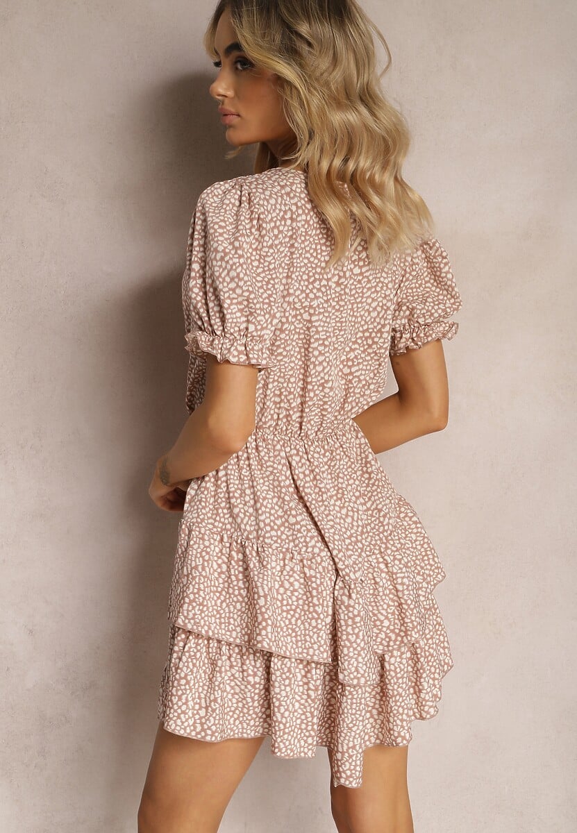 Jasnobrązowa Sukienka Ozdobiona Falbankami z Gumką w Talii i Bufiastymi Rękawkami Ornefia