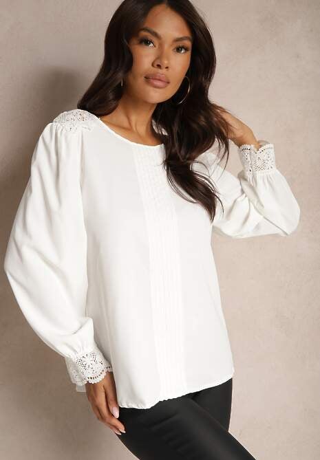 Biała Koszulowa Bluzka Retro z Ozdobną Koronką i Marszczeniem Udeviana
