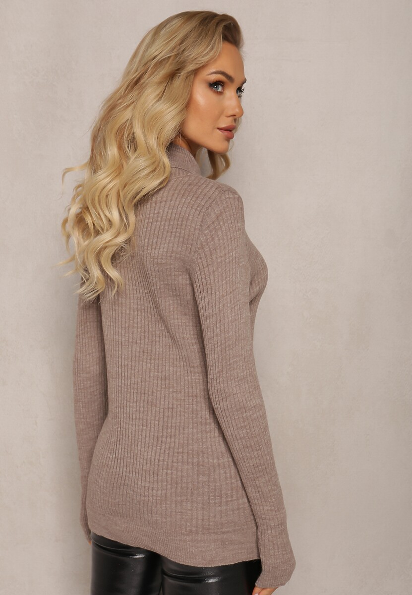 Ciemnobeżowy Klasyczny Golf z Prążkowanego Materiału Belikorre