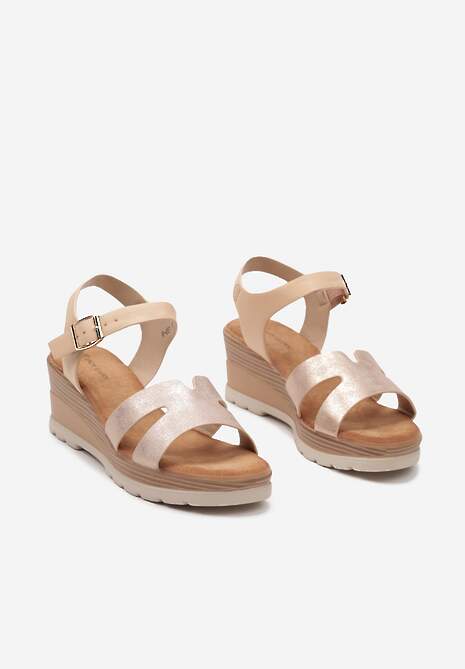 Szampańskie Sandały z Imitacji Skóry na Koturnie Zapinane przy Kostce na Sprzączkę Moavix