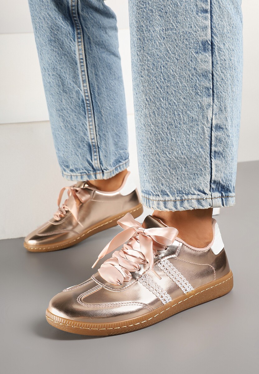Szampańskie Lakierowane Sneakersy w Stylu Tenisówek z Koronkowymi Paskami Deoriva