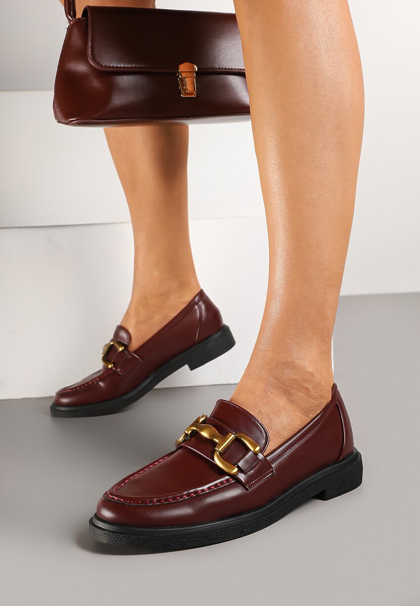 Bordowe Mokasyny na Płaskiej Podeszwie Ozdobione Klamrą Relabra