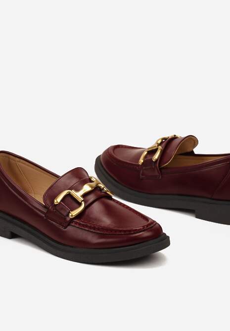 Bordowe Mokasyny na Płaskiej Podeszwie Ozdobione Klamrą Relabra
