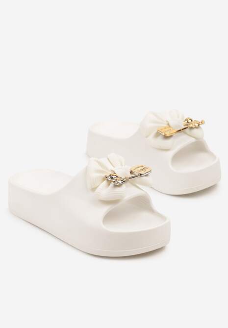 Białe Klapki z Pianki na Platformie Zdobione Kokardą i Aplikacjami Sopirene
