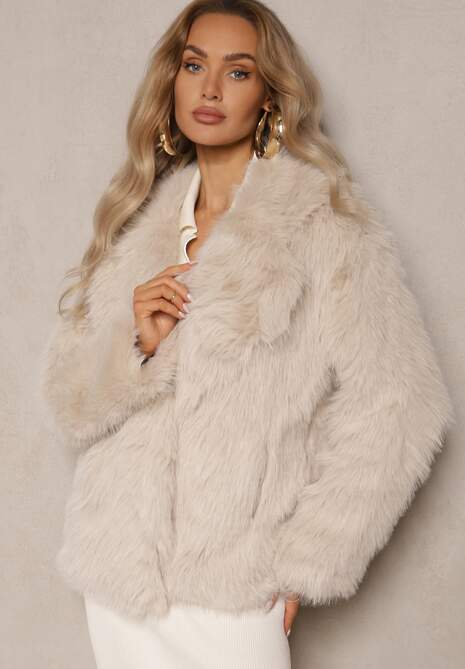 Beżowa Futerkowa Kurtka o Krótszym Kroju z Kieszeniami i Zapięciem na Haftkę Tililda