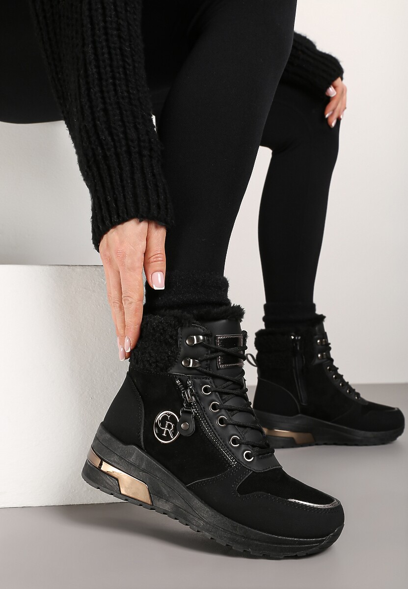 Czarne Sneakersy na Koturnie za Kostkę z Metaliczną Ozdobą i Suwakiem Sinelara