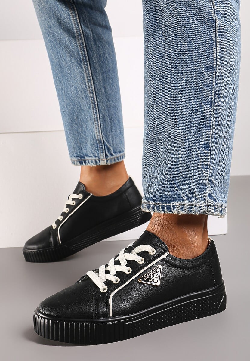 Czarne Sneakersy na Płaskiej Podeszwie ze Skóry z Metaliczną Ozdobą Melabra