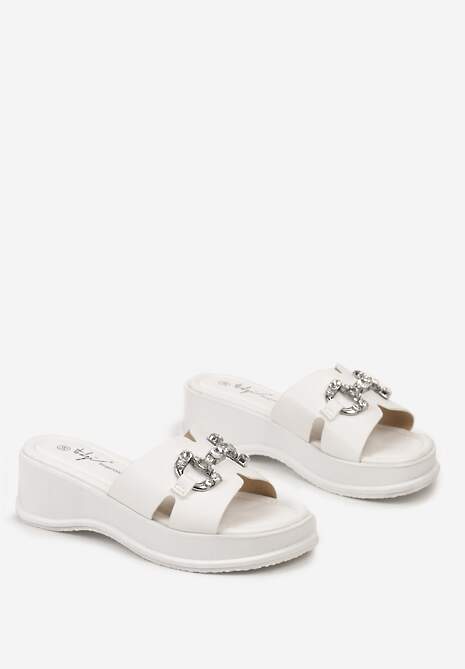 Białe Klapki Ozdobione Klamerką z Cyrkoniami na Platformie Beninna