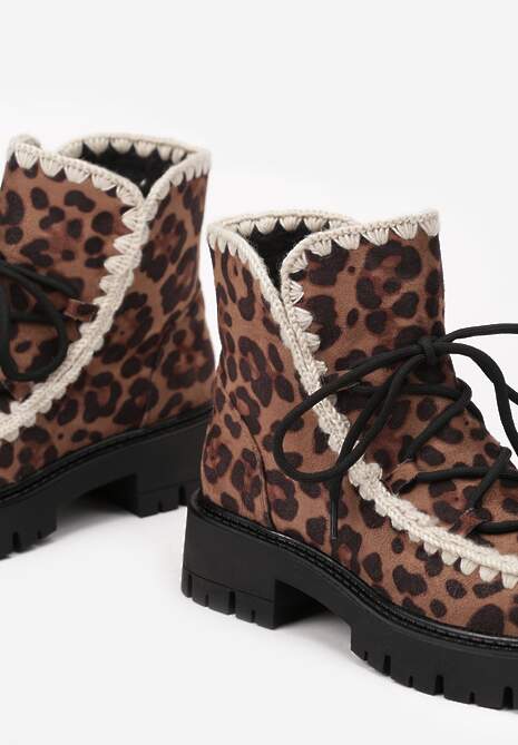 Brązowe Botki z Ekozamszu w Panterkę z Dodatkowym Kompletem Sznurówek Zdobione Haftem Noledi