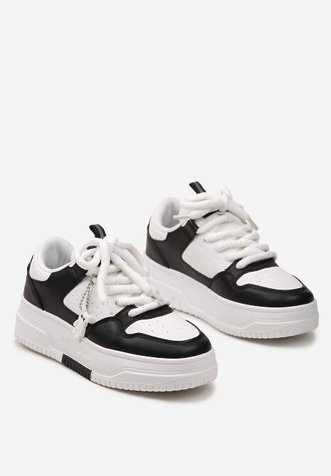 Biało-Czarne Sneakersy z Zawieszką Misia i Szerokimi Sznurowadłami Alrikad