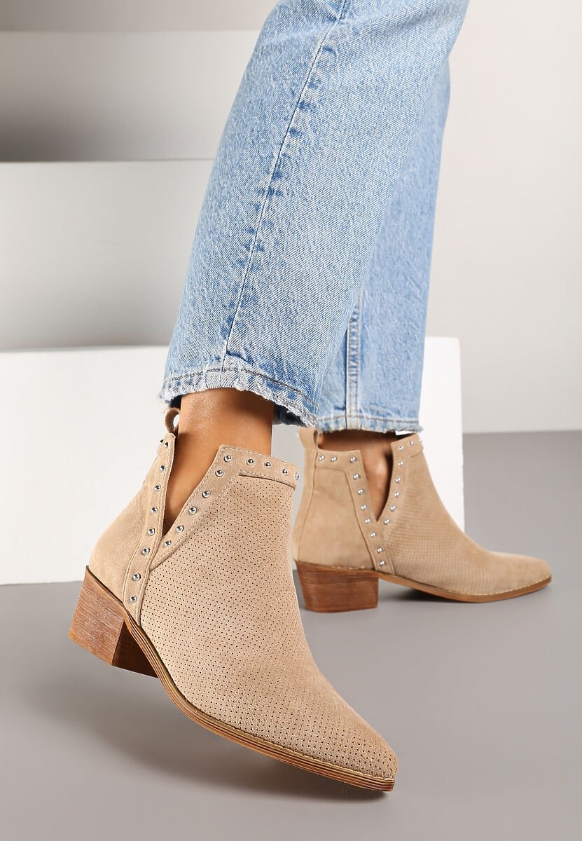 Jasnobeżowe Botki Vices na Słupku z Ażurową Cholewką Nitami i Wycięciem Borfedi