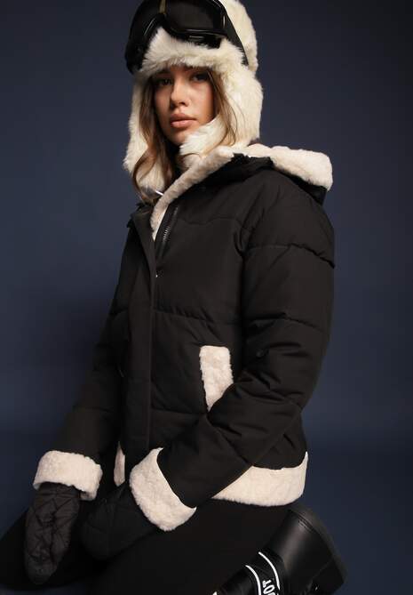 Czarna Futerkowa Kurtka z Kapturem Zdobiona Pikowanym Przeszyciem Ettalia