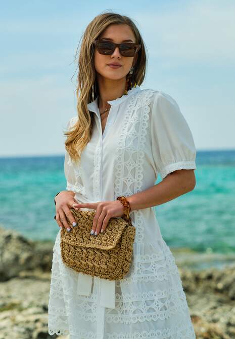 Biała Rozkloszowana Sukienka Koronkowa z Wiązanym Paskiem Vinka