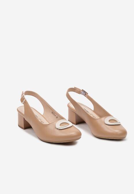 Ciemnobeżowe Czółenka z Odkrytą Piętą ze Skórzaną Ozdobione Metalową Aplikacją Ristia