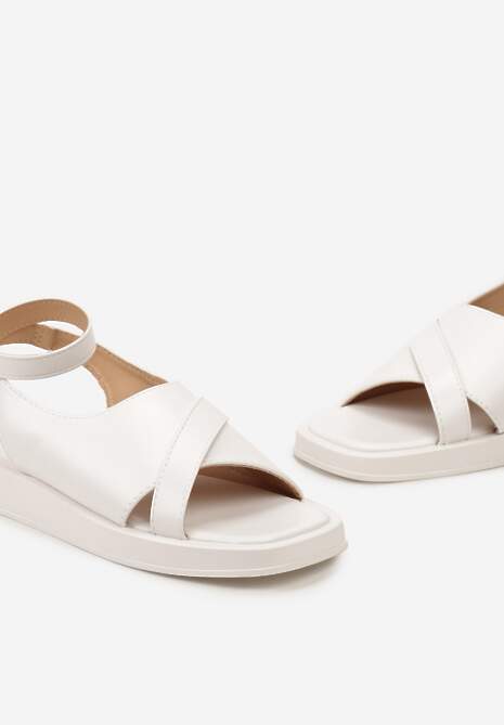 Białe Płaskie Sandały z Ozdobnymi Paskami i Zapięciem na Sprzączkę Alomoria