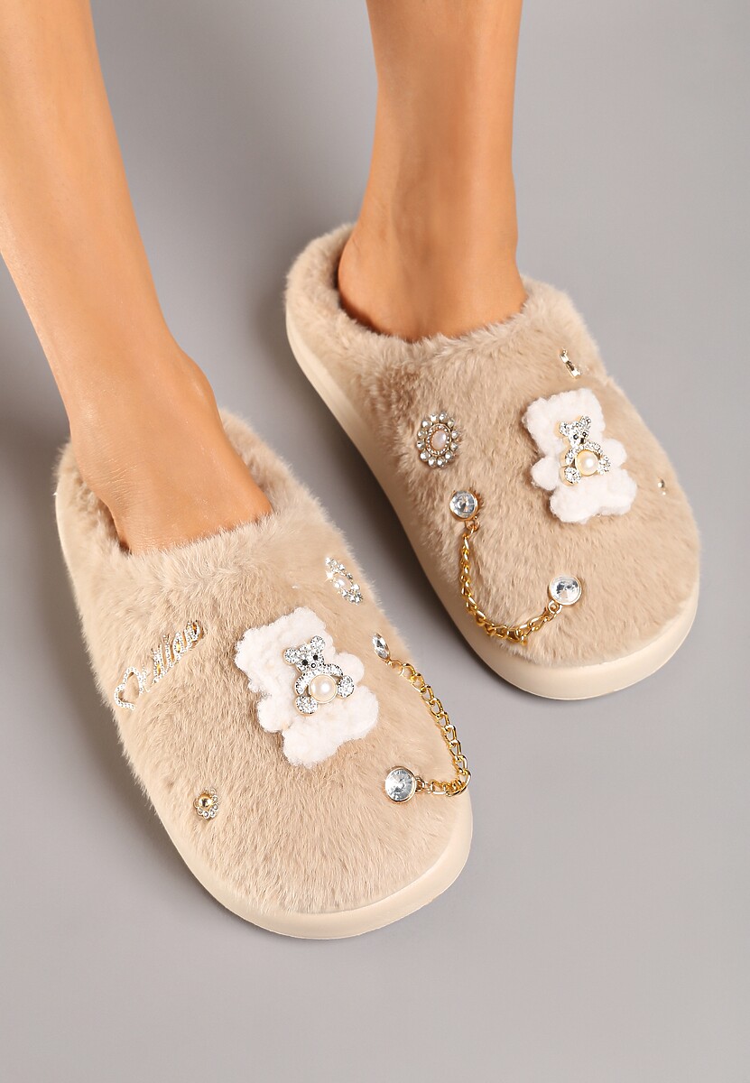 Brązowe Wsuwane Kapcie z Futerkiem Ozdobione Metalowymi Aplikacjami Reandwenna