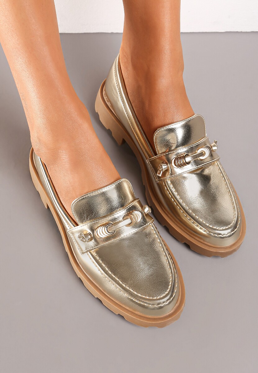 Złote Mokasyny na Płaskim Obcasie Ozdobione Przeszyciami i Metaliczną Klamrą Lockira