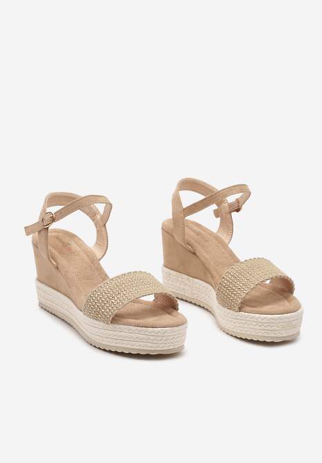 Ciemnobeżowe Sandały na Koturnie Wykończonym Plecionką z Rafii i Zapięciem przy Kostce Kionara