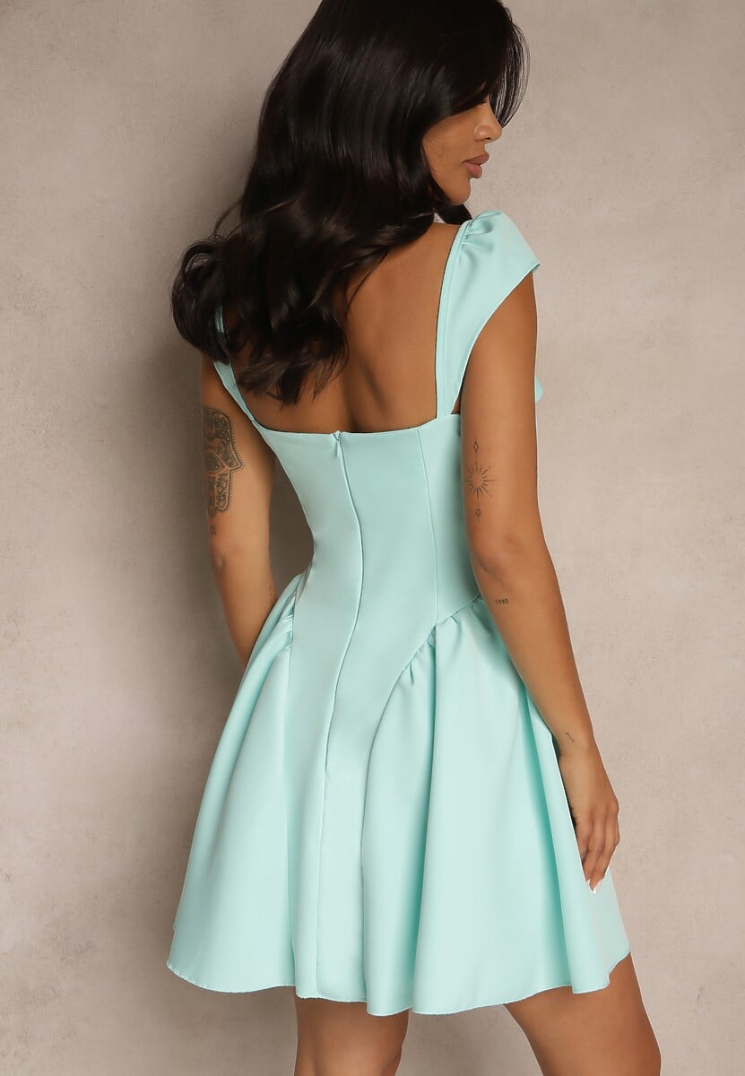 Jasnozielona Sukienka o Rozkloszowanym Kroju na Ramiączkach z Ozdobnym Dekoltem Salaviel