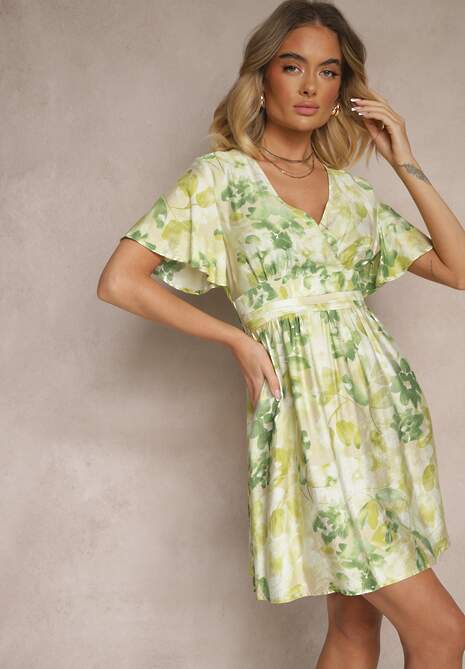Zielona Rozkloszowana Sukienka z Wiskozą w Kwiaty z Kopertowym Dekoltem Zeledia