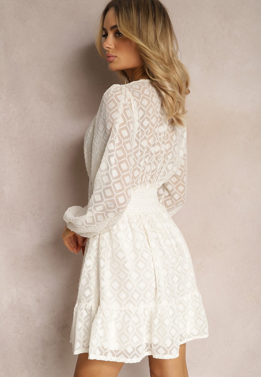 Jasnobeżowa Koktajlowa Sukienka z Geometrycznym Wzorem na Siateczce z Falbankami Agofona